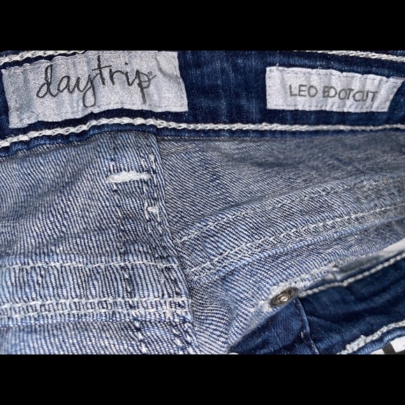 Buckle Daytrip Leo Bootcut Jeans Dark Wash - Picture 8 of 12